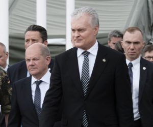 epa10000483 German Chancellor Olaf Scholz (C), Lithuanian President Gitanas Nauseda (R) and Commander of the German-led NATO battalion Lieutenant-Colonel Daniel Andre (L) during their visit at Camp Adrian Rohn (NATO's Enhanced Forward Presence Battlegroup Lithuania) in Pabrade, Lithuania, 07 June 2022, for the German Chancellor to meet with the German troops.  EPA/VALDA KALNINA