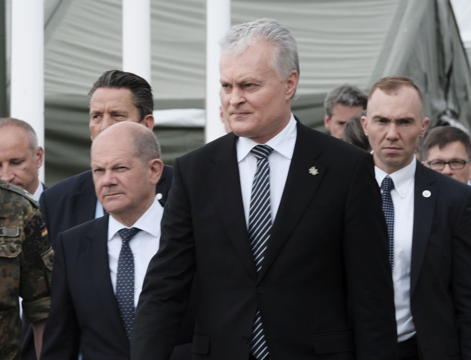 epa10000483 German Chancellor Olaf Scholz (C), Lithuanian President Gitanas Nauseda (R) and Commander of the German-led NATO battalion Lieutenant-Colonel Daniel Andre (L) during their visit at Camp Adrian Rohn (NATO's Enhanced Forward Presence Battlegroup Lithuania) in Pabrade, Lithuania, 07 June 2022, for the German Chancellor to meet with the German troops.  EPA/VALDA KALNINA