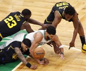 epa10003153 Boston Celtics forward Jayson Tatum (C), Golden State Warriors guard Gary Payton II (Bottom-L), Golden State Warriors forward Andrew Wiggins (R), and Golden State Warriors forward Draymond Green (Top-L), reach for a loose ball, during the first half of Game 3 of the National Basketball Association (NBA) Finals between the Boston Celtics and the Golden State Warriors at TD Garden, in Boston, Massachusetts, USA, 08 June 2022. The best of seven series is tied 1-1.  EPA/CJ GUNTHER  SHUTTERSTOCK OUT