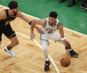 epa10003428 Boston Celtics forward Jayson Tatum (R) in action against Golden State Warriors guard Klay Thompson (L) during the second half of the National Basketball Association (NBA) Finals playoff game three between the Boston Celtics and the Golden State Warriors at the TD Garden in Boston, Massachusetts, USA, 08 June 2022.  EPA/AMANDA SABGA  SHUTTERSTOCK OUT