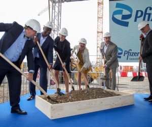 Savski Marof, 10.06.2022 - Biofarmaceutska kompanija Pfizer svečano je obilježila početak radova na izgradnji novog biotehnološkog pogona za proizvodnju inovativnih bioloških lijekova za liječenje rijetkih bolesti, koji će se izvoziti na 50 tržišta u svijetu. Na slici generalni direktor Pfizer CenterOne Andrew More (2L), starija potpredsjednica kompanije Sobi, Christine Westroom (3L), potpredsjednik biotehnološke grupacije Pizer Steven Stears (5L), direktor tvornice Domagoj Runac (D).
foto HINA/ Damir SENČAR/ ds