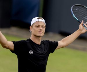 epa10005941 Tim Van Rijthoven wins his Quarter-final tennis match against Hugo Gaston of France at the Libema Open Rosmalen Grass Court Championships tennis tournament in Rosmalen, Netherlands, 10 June 2022.  EPA/Sander Koning