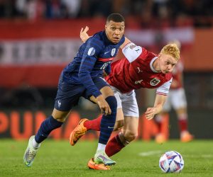 epa10006752 Kylian Mbappe (L) of France and Nicolas Seiwald of Austria in action during the UEFA Nations League soccer match between Austria and France in Vienna, Austria, 10 June 2022.  EPA/CHRISTIAN BRUNA