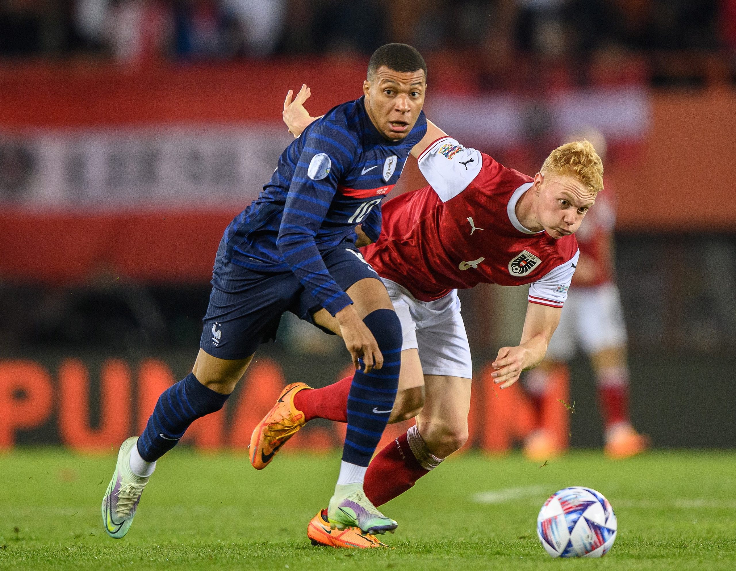 epa10006752 Kylian Mbappe (L) of France and Nicolas Seiwald of Austria in action during the UEFA Nations League soccer match between Austria and France in Vienna, Austria, 10 June 2022.  EPA/CHRISTIAN BRUNA