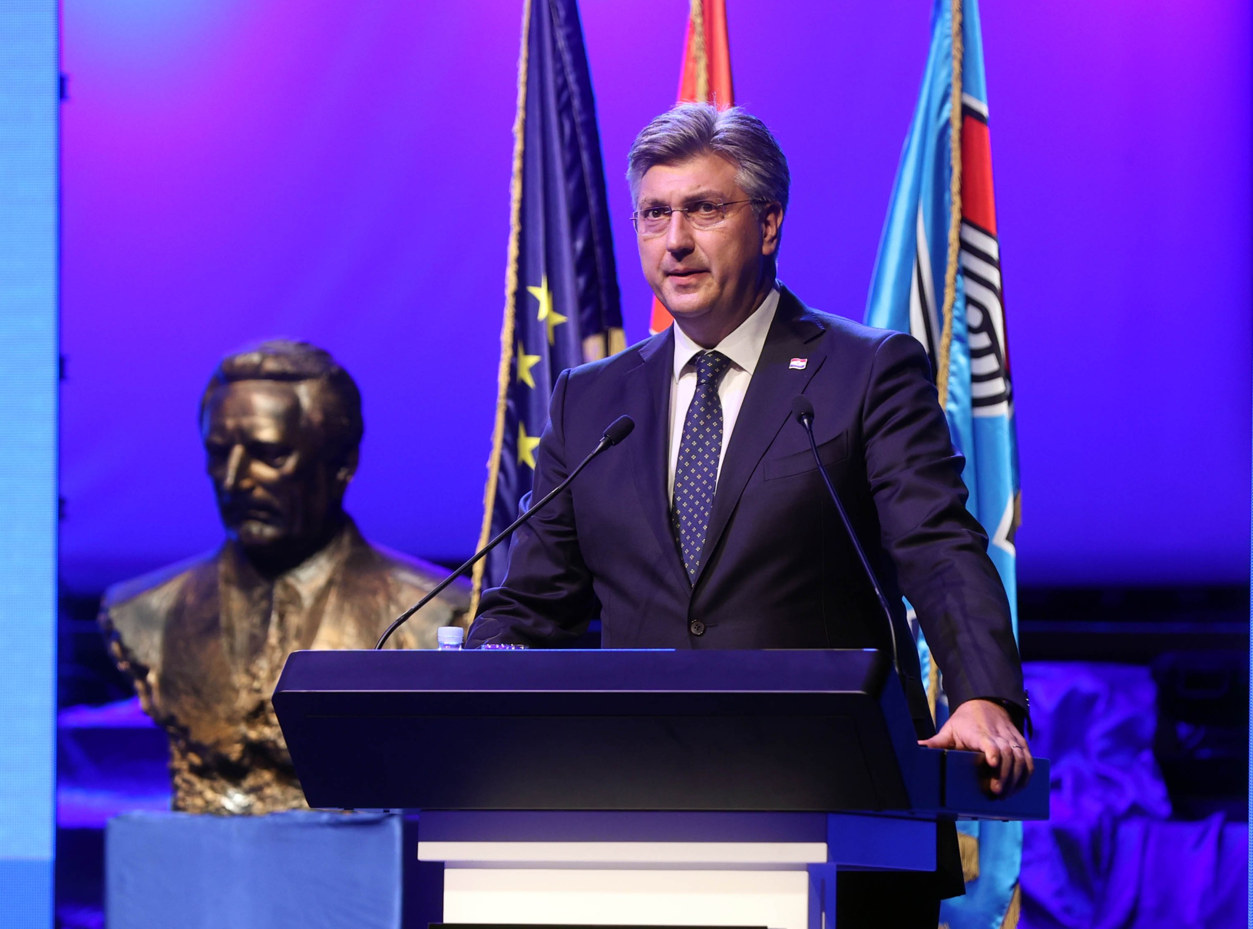 Zagreb, 11.6.2022 - 19. opći sabor HDZ-a na kojem će biti izabrano 10 članova Predsjedništva i 40 članova Nacionalnog odbora HDZ-a, a predsjednik stranke Andrej Plenković (na slici) predstavit će izvješće o radu od posljednjeg sabora koji je održan 2018. Predviđeno je i prihvaćanje Programske deklaracije te izmjene i dopune Statuta HDZ-a.
Foto Hina/ Dario GRZELJ/ dag