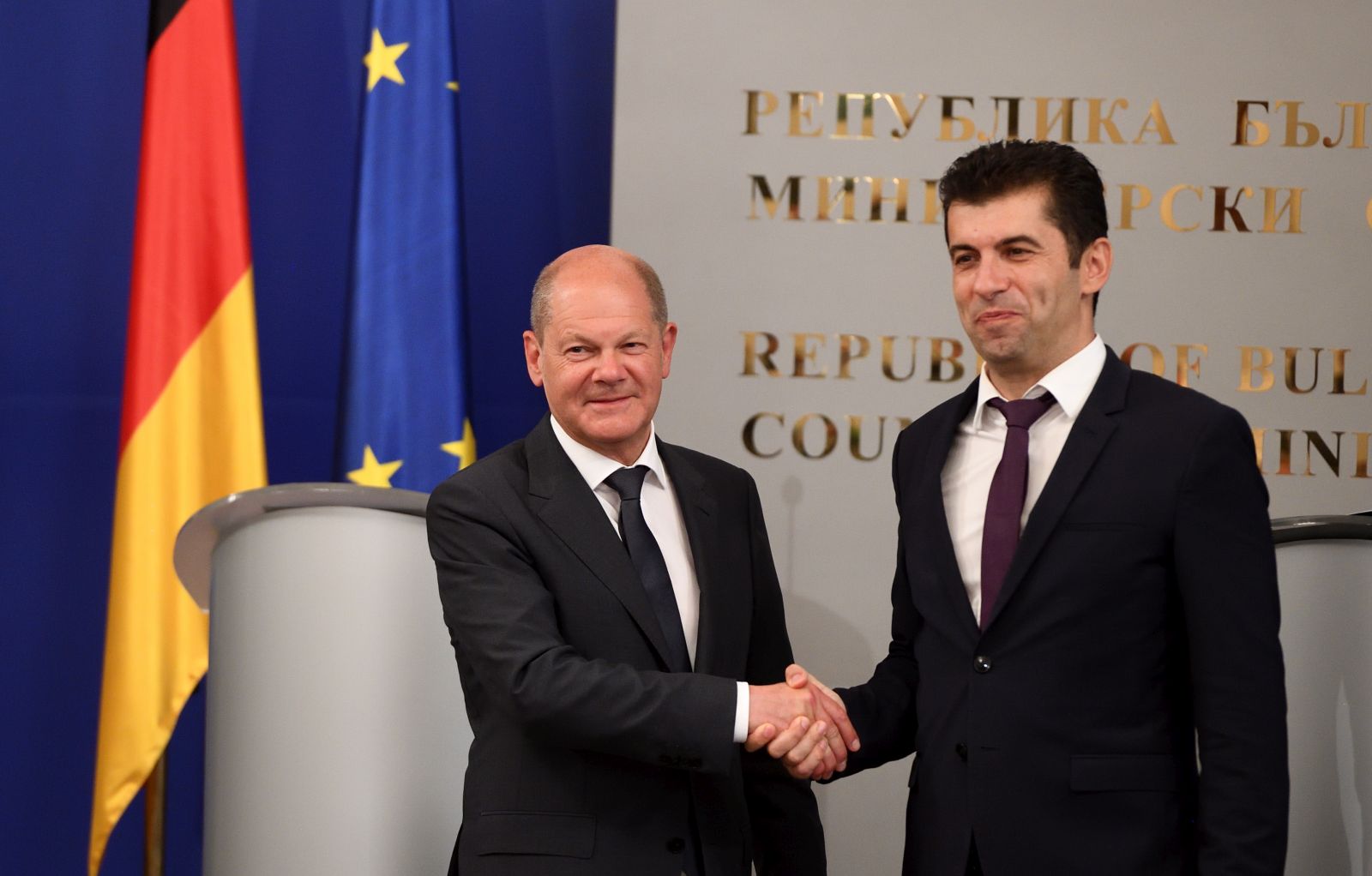 epa10007490 Bulgarian Prime Minister Kiril Petkov (R) welcomes German Chancellor Olaf Scholz (L) during their meeting in Sofia, Bulgaria, 11 June 2022. Scholz is on a one-day official visit to Bulgaria as part of his Balkan tour.  EPA/VASSIL DONEV