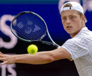 epa10007637 Tim Van Rijthoven of the Netherlands in action against Felix Auger-Aliassime of Canada during their match at the international Rosmalen Grass Court Championships tennis tournament in Rosmalen, Netherlands, 11 June 2022.  EPA/Sander Koning