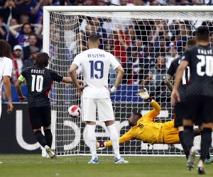 epa10011386 Luka Modric of Croatia (2L) scores the 1-0 by penalty during the UEFA Nations League soccer match between France and Croatia in Saint-Denis, near Paris, France, 13 June 2022.  EPA/Mohammed Badra