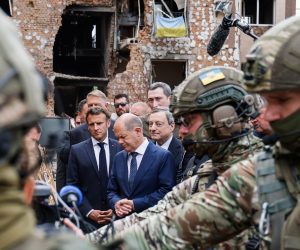epa10015602 French President Emmanuel Macron (C-L), German Chancellor Olaf Scholz (C) and Italian Prime Minister Mario Draghi (C-R) visit Irpin, Ukraine, 16 June 2022. The three EU leaders arrived on a night train from Poland to Kyiv and will meet Ukrainian President Volodymyr Zelensky, at a time when the country is pushing for EU membership.  EPA/LUDOVIC MARIN / POOL MAXPPP OUT