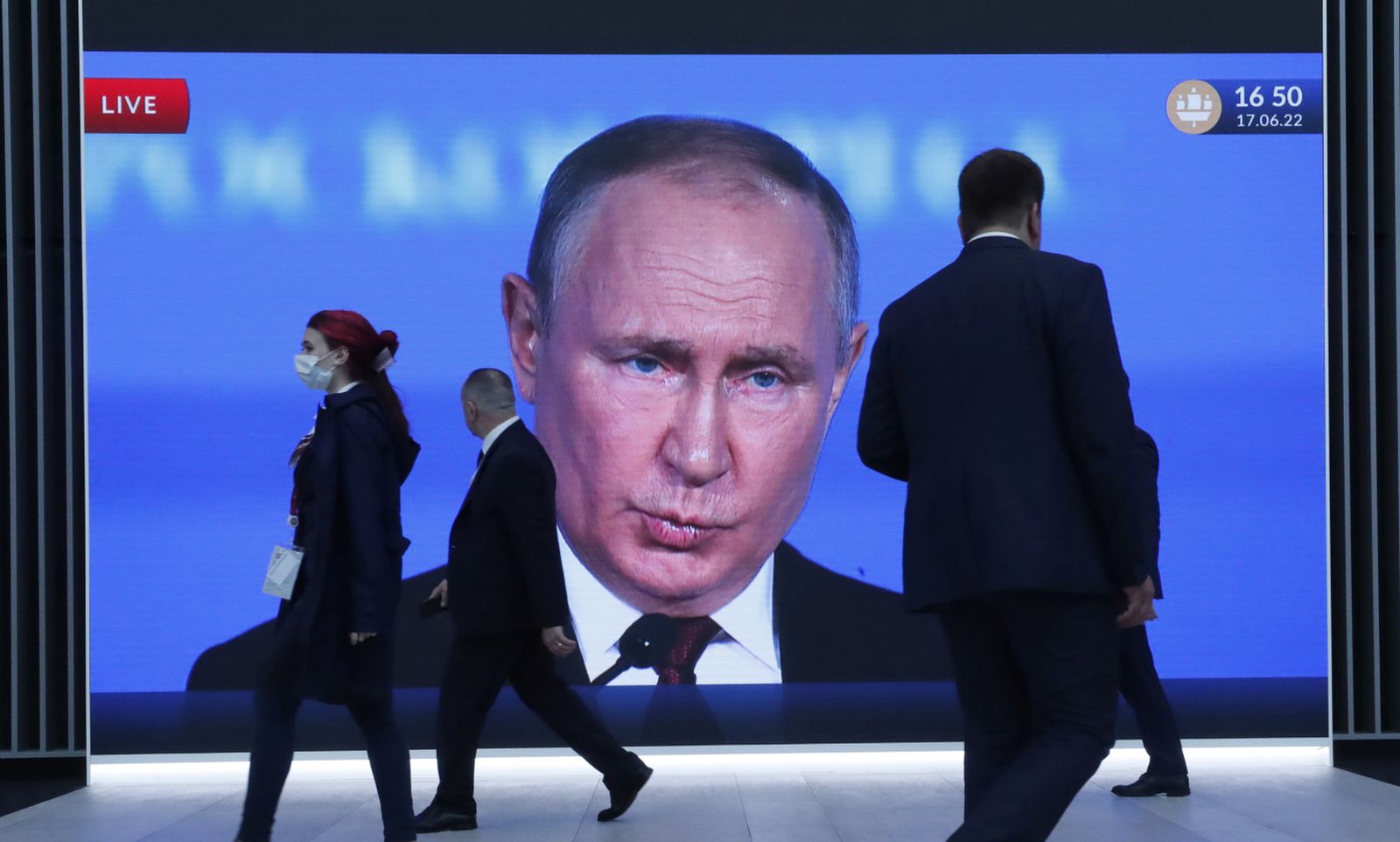 epa10018732 A large screen shows Russian President Vladimir Putin at the plenary session of the St. Petersburg International Economic Forum (SPIEF) in St. Petersburg, Russia, 17 June 2022. The 25th St.Petersburg International Economic Forum runs from 15 to 18 June 2022.  EPA/ANATOLY MALTSEV