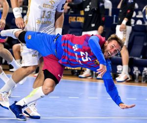 epa10020577 Barcelona's Luka Cindric in action during the 2022 EHF FINAL4 Handball Champions League semi final match between THW Kiel and FC Barcelona in Cologne, Germany, 18 June 2022.  EPA/SASCHA STEINBACH