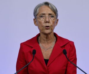 epa10023106 France's Prime Minister Elisabeth Borne gives a speech after the first results of the parliamentary elections at Matignon in Paris, Fance, 19 June 2022. French President Emmanuel Macron is set to lose his parliamentary majority after major election gains by a newly formed left-wing alliance and the far right, in a stunning blow to his hopes of major reform in his second term.  EPA/LUDOVIC MARIN / POOL  MAXPPP OUT