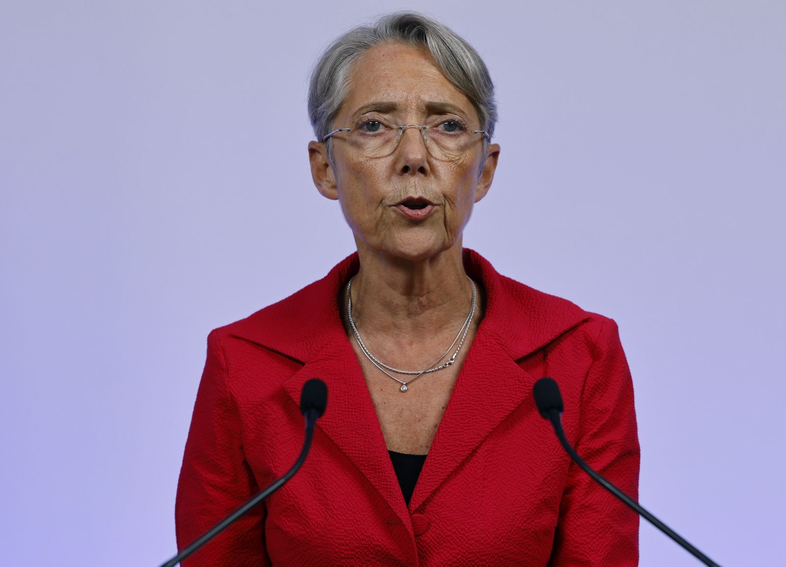 epa10023106 France's Prime Minister Elisabeth Borne gives a speech after the first results of the parliamentary elections at Matignon in Paris, Fance, 19 June 2022. French President Emmanuel Macron is set to lose his parliamentary majority after major election gains by a newly formed left-wing alliance and the far right, in a stunning blow to his hopes of major reform in his second term.  EPA/LUDOVIC MARIN / POOL  MAXPPP OUT