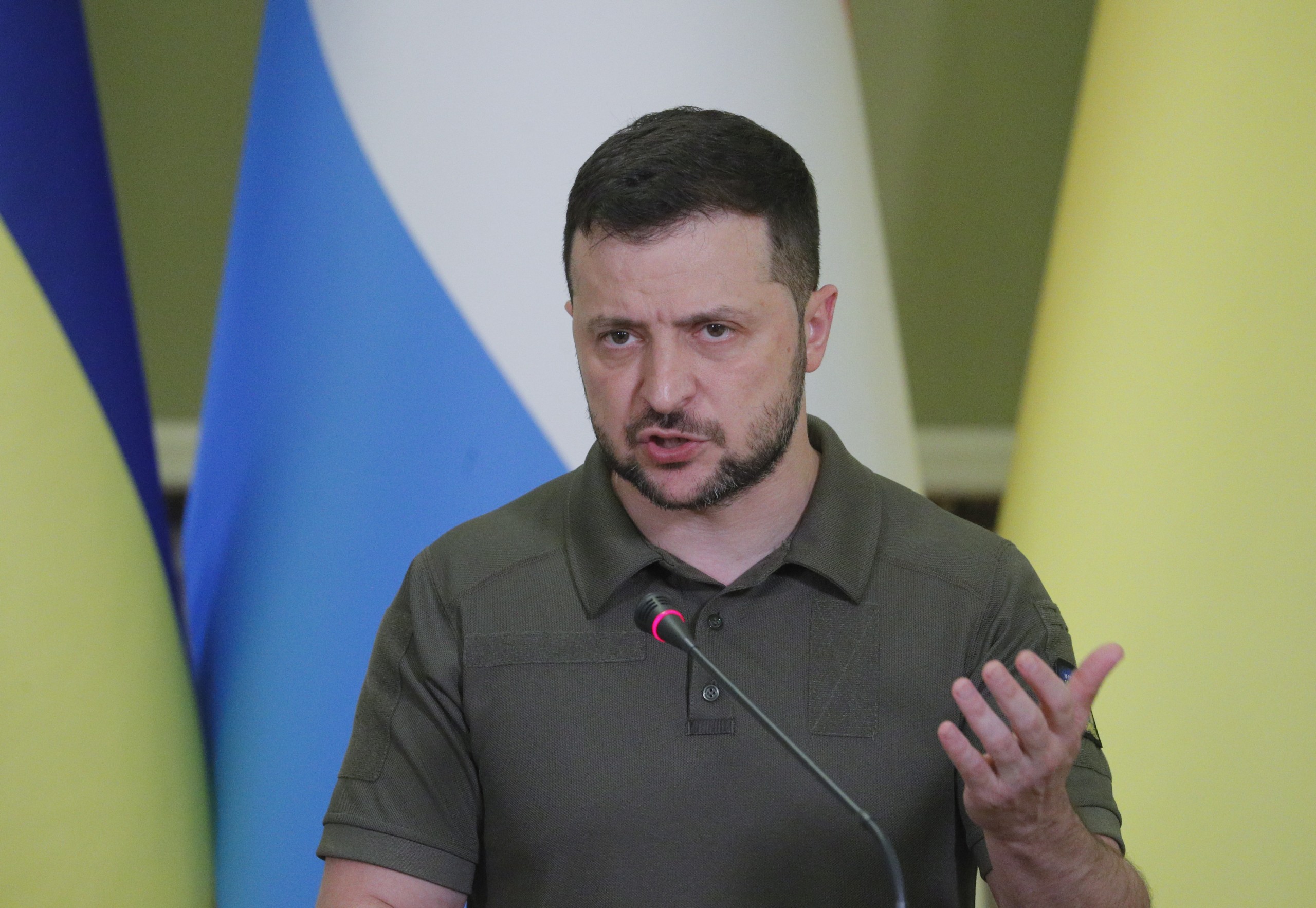 epa10025793 Ukrainian President Volodymyr Zelensky  attends his joint press conference with Prime Minister of Luxembourg Xavier Bettel after their meeting in Kyiv, Ukraine, 21 June 2022. Xavier Bettel arrived to Kyiv and met with President Zelensky and top Ukrainian officials, at a time when the country is pushing for EU membership.  EPA/SERGEY DOLZHENKO