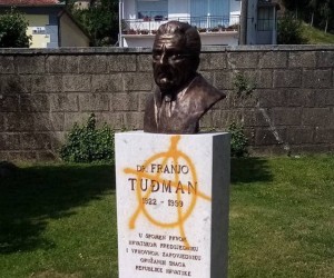 Križevci, 22.06.2022 -  Križevački branitelji istaknuli su u srijedu da su ogorčeni noćašnjim vandalizmom i išaranim spomen obilježjem dr. Franji Tuđmanu u Parku Crkve Svetog Križa koje je otkriveno ove godine, na Dan državnosti, a podigli su ga hrvatski branitelji. foto HINA/ ik