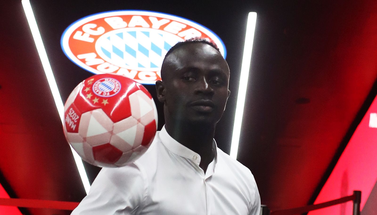 epa10027874 Sadio Mane shows his skills after a press conference during his presentation as a new signing for Bayern Munich, Munich, 22 June 2022. The Senegalese international left Liverpool FC after six years to join the German champions on a three-year contract.  EPA/MARTIN DIVISEK