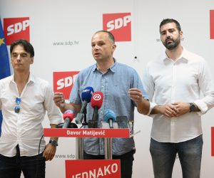 Split, 23.06.2022. -Konferencija za medije SDP-a Split. Na slici Siniša Hajdaš Dončić, Branko Grčić, Davor Matijević. foto HINA/ Mario STRMOTIĆ/ ms