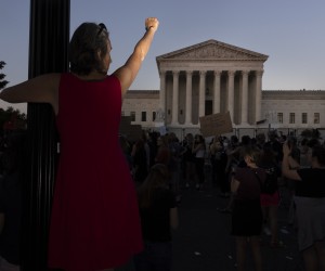 epa10032908 Abortion rights activists protest outside the Supreme Court in Washington, DC, USA, 24 June 2022. The US Supreme Court ruled on the Dobbs v Jackson Women's Health Organization, overturning the 1973 case of Roe v Wade that guaranteed federal abortion rights.  EPA/MICHAEL REYNOLDS