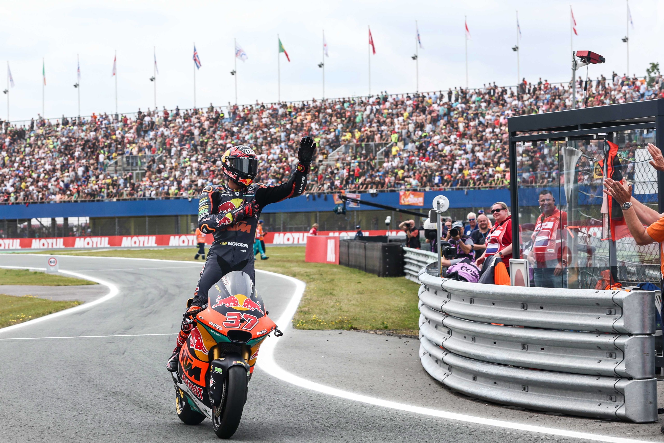 epa10034964 Augusto Fernandez of Spain of Red Bull KTM Ajo-Team wins the Moto2 race of the Motorcycling Grand Prix of the Netherlands at the TT circuit of Assen, Netherlands, 26 June 2022.  EPA/Vincent Jannink