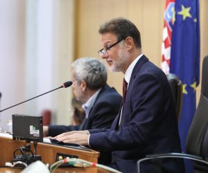 Zagreb, 30.06.2022. -  Nastavak 11.sjednice Hrvatskog sabora, koja je započela 
raspravom o Konačnom prijedlogu zakona o izmjenama Zakona o Zakladi "Hrvatska za djecu”. Na fotografiji Gordan Jandroković.
foto HINA/ Admir BULJUBAŠIĆ/ abu
