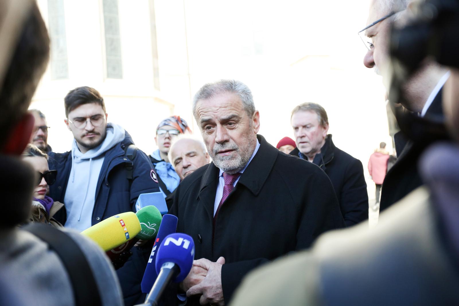 01.01.2020., Zagreb - Pocasna satnija Kravat pukovnije odrzala je tradicionalnu novogodisnju Smjenu straze na Trgu svetog Marka prvog dana 2020. godine. Ova prva Smjena straze u 2020. godini  posvecena je povijesnom trenutku za nasu zemlju, pocetku predsjedavanja Vijecem Europske unije.Milan BandicrPhoto: Emica Elvedji/PIXSELL