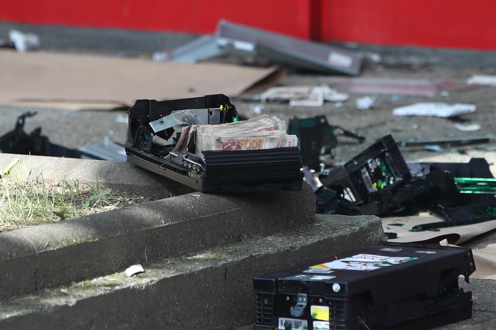 01.06.2022.,Zagreb - Snazna detonacija trgnula je iz sna  stanovnike zagrebackog Folnegovicevog naselja. Oko 3.40 u srijedu nepoznati je pocinitelj izazvao eksploziju PBZ bankomata u Ulici Milke Trnine. U tijeku je policijski ocevid  Photo: Sanjin Strukic/PIXSELL