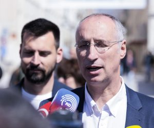 02.04.2022., Split - Ivica Puljak i Bojan Ivosevic u razgovoru s gradjanima na Rivi.   Photo: Miroslav Lelas/PIXSELL
