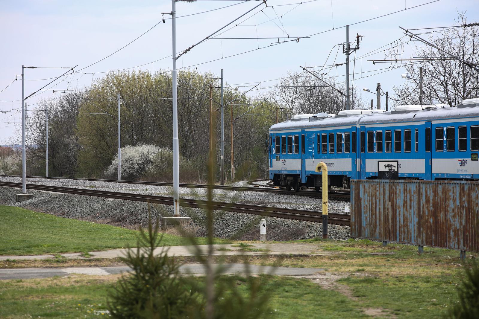 03.04.2022., Zagreb - Jedna maloljetna osoba smrtno je stradala u naletu vlaka na juznom kolosijeku magistralne pruge 102 Zagreb - Dugo Selo u blizini cvorista s prugom Zagreb-Resnik.  Photo: Zeljko Hladika/PIXSELL