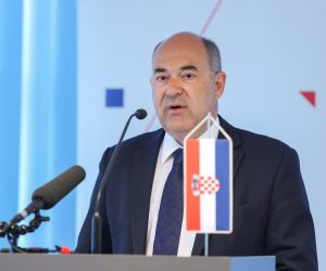 04.05.2021., Zagreb - Potpisivanje ugovora o zamjeni primarne opreme Glavne hidroelektrane Senj izmedju HEP Proizvodnje i zajednice ponuditelja: Koncar - Inzenjering za energetiku i transport i Koncar-Generatori i motori. Ugovor vrijedan 330 milijuna kuna realizirat ce se u sklopu projekta rekonstrukcije i revitalizacije HE Senj vrijednog 557 milijuna kuna. Frane Barbaric. rPhoto: Luka Stanzl/PIXSELL