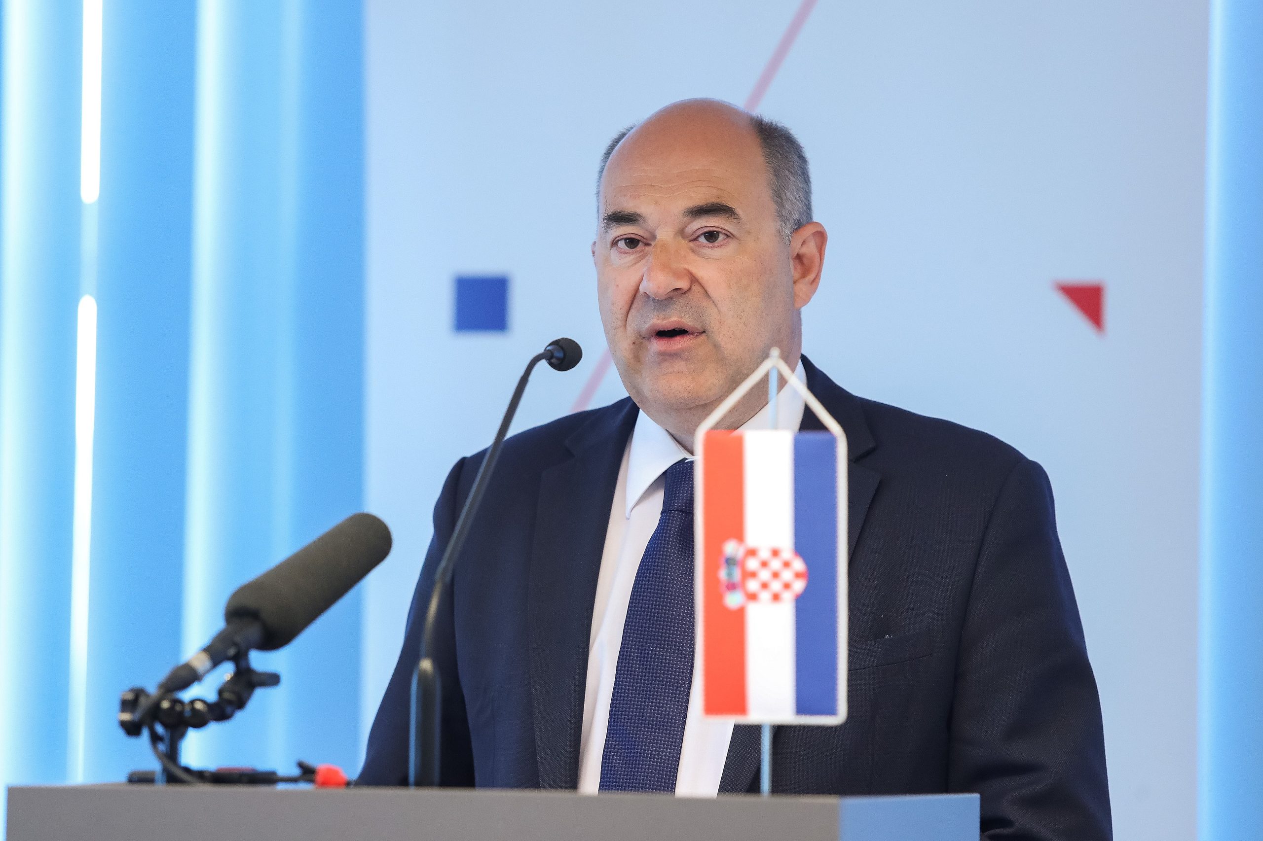 04.05.2021., Zagreb - Potpisivanje ugovora o zamjeni primarne opreme Glavne hidroelektrane Senj izmedju HEP Proizvodnje i zajednice ponuditelja: Koncar - Inzenjering za energetiku i transport i Koncar-Generatori i motori. Ugovor vrijedan 330 milijuna kuna realizirat ce se u sklopu projekta rekonstrukcije i revitalizacije HE Senj vrijednog 557 milijuna kuna. Frane Barbaric. rPhoto: Luka Stanzl/PIXSELL