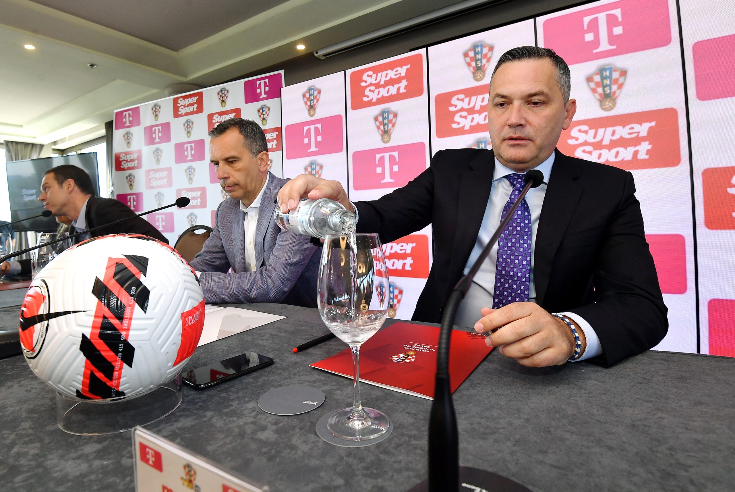 04.05.2022., Zagreb - Svecano potpisivanje ugovora izmedju Hrvatskog nogometnog saveza, Hrvatskog Telekoma i Super Sporta o televizijskim i marketinskim pravima za utakmice pod okriljem HNS-a. Marijan Kustic, predsjednik Hrvatskog nogometnog saveza Tomislav Svetina, izvrsni direktor Hrvatskog nogometnog saveza Kostas Nebis, predsjednik Uprave Hrvatskog Telekoma Natasa Rapaic, clanica Uprave Hrvatskog Telekoma Goran Djuric, clan Uprave Super Sporta Radim Haluza, clan Uprave Super Sporta.   Photo: Marko Lukunic/PIXSELL