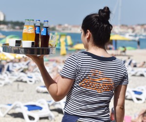 05.07.2018., Vodice - Konobar na plazi. "nPhoto: Hrvoje Jelavic/PIXSELL