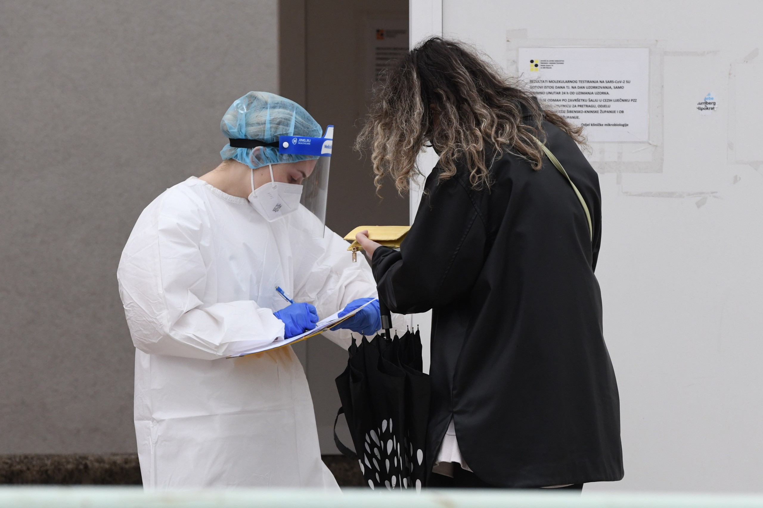 06.05.2022., Sibenik - Dolaskom ljepsih vremena broj testiranja na koronavirus sve je manji, a i broj zarazenih je u padu. Photo: Hrvoje Jelavic/PIXSELL