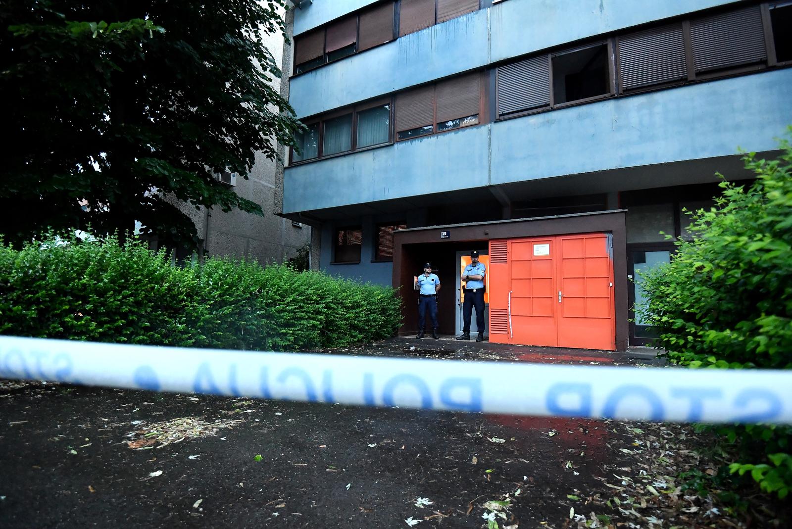 06.06.2022., Zagreb - U ulici Drage Gervaisa pronadjeni mrtvo tijelo zenske osobe s tragovima koji upucuju na nasilnu smrt. Osoba koja se dovodi u vezu sa dogadjajem je privedena u sluzbene prostorije. Policijski ocevid.   Photo: Marko Lukunic/PIXSELL