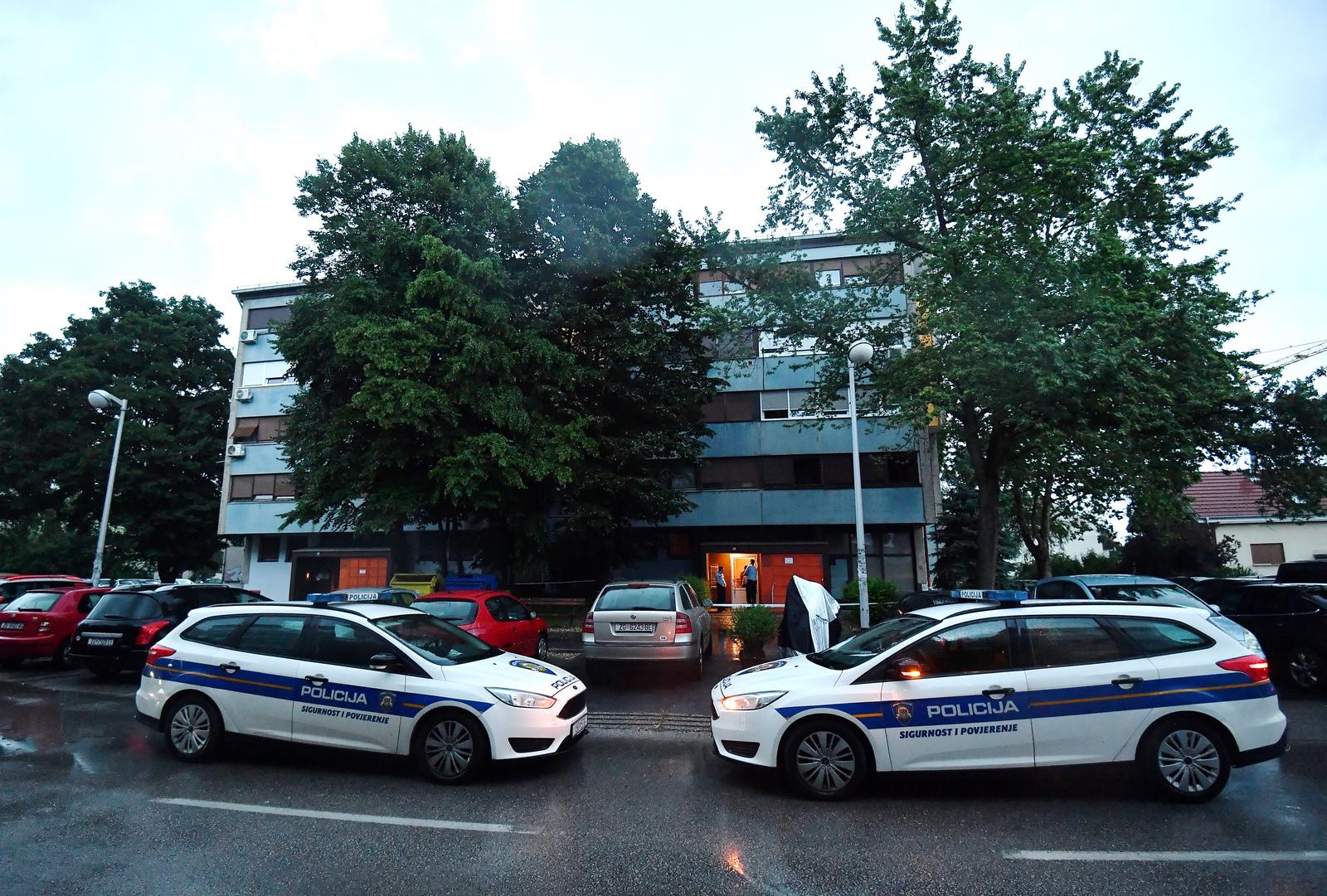 06.06.2022., Zagreb - U ulici Drage Gervaisa pronadjeni mrtvo tijelo zenske osobe s tragovima koji upucuju na nasilnu smrt. Osoba koja se dovodi u vezu sa dogadjajem je privedena u sluzbene prostorije. Policijski ocevid.   Photo: Marko Lukunic/PIXSELL