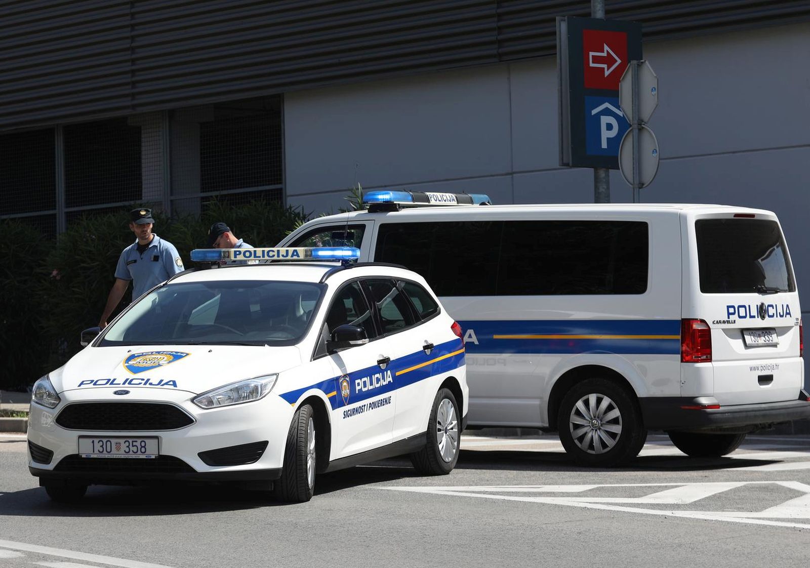 06.06.2022., Sibenik - Osobni automobil sletio s ceste i preokrenuo se kod Kauflanda. Vozac prevezen u bolnicu, a ocevid je u tijeku. Photo: Dusko Jaramaz/PIXSELL
