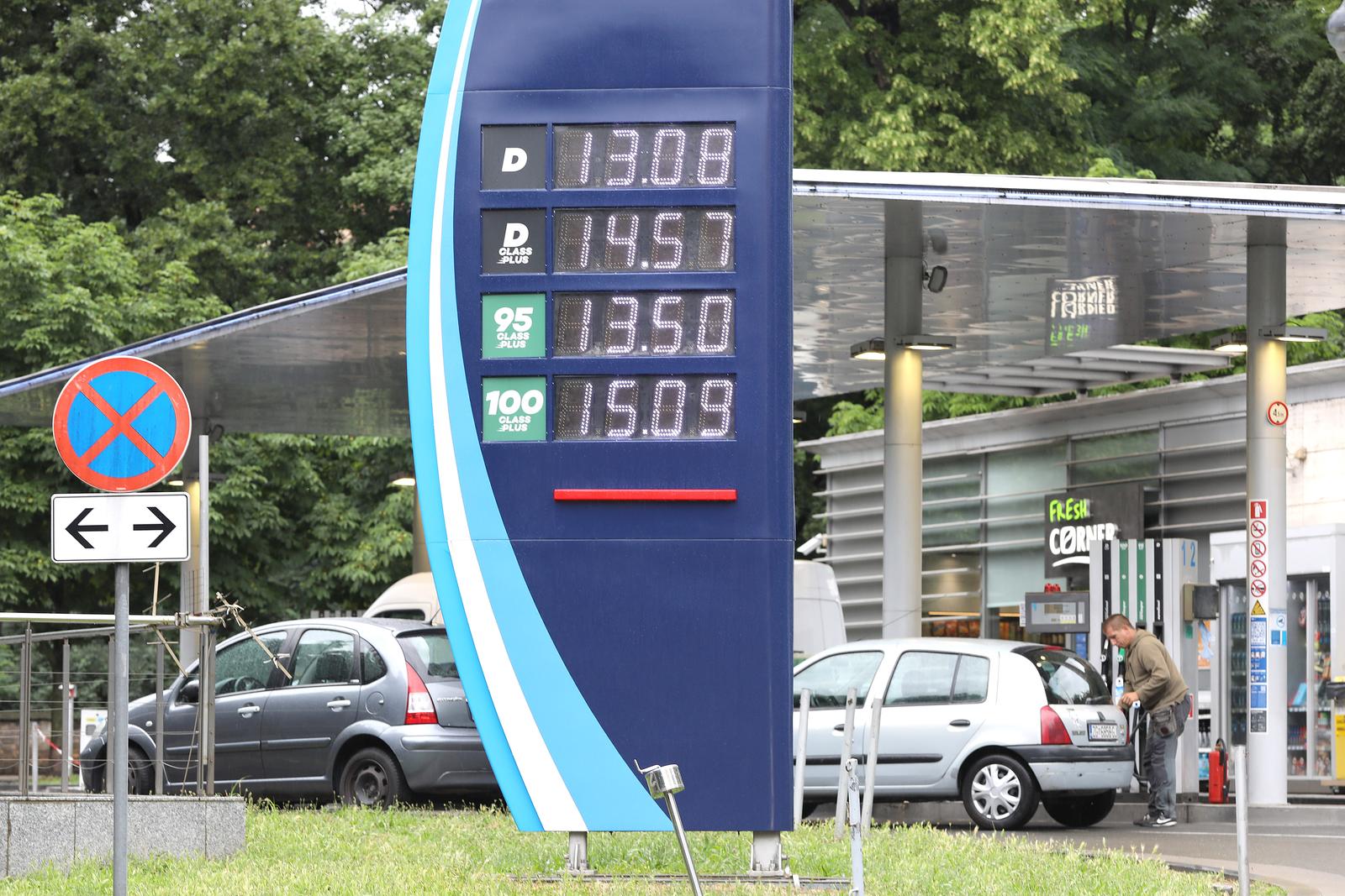 08.06.2022., Zagreb - Nakon odluke Vlade o najvisim cijenama, gorivo u Hrvatskoj je pojeftinilo, pa se benzin prodaje za 13,50 a dizel za 13.08 kuna. Photo: Patrik Macek/PIXSELL
