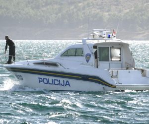 29. 10. 2008., Posedarje - Zadarska policija zaprimila je jutros oko 8.30 dojavu da je nestao Zoran Cirak, 48 godina, ribar iz Posedarja. Nestanak je policiji prijavio njegov brat koji im je rekao da se Zoran do jutra nije vratio kuci, otkad je vecer prije isplovio na more gdje je, kao i obicno, otisao loviti lignje svojim gumenjakom. rPolicija je jutros u uvali Tunjerica pronasla gumenjak koji je plutao na moru, no nesretnog Zorana nisu nasli. U potragu su se odmah ukljucili mjestani Posedarja i policija, a pomaze i helikopter.  rPhoto: Dino Stanin/Vecernji list