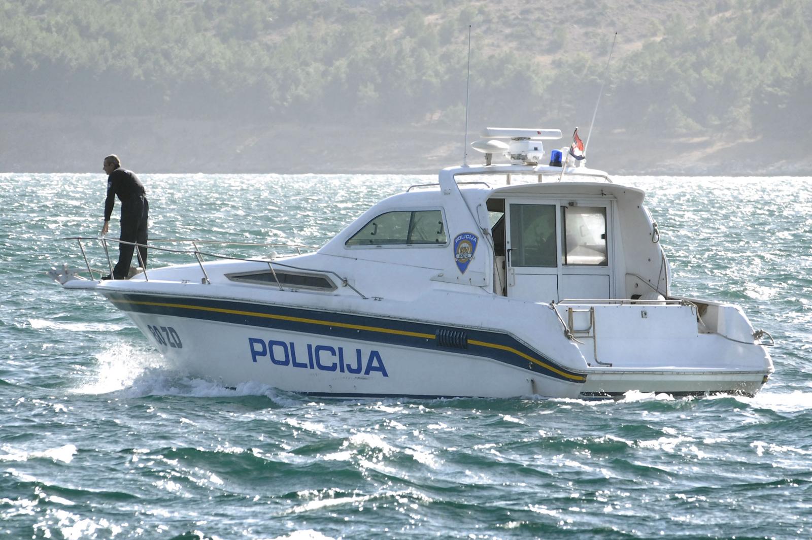 29. 10. 2008., Posedarje - Zadarska policija zaprimila je jutros oko 8.30 dojavu da je nestao Zoran Cirak, 48 godina, ribar iz Posedarja. Nestanak je policiji prijavio njegov brat koji im je rekao da se Zoran do jutra nije vratio kuci, otkad je vecer prije isplovio na more gdje je, kao i obicno, otisao loviti lignje svojim gumenjakom. rPolicija je jutros u uvali Tunjerica pronasla gumenjak koji je plutao na moru, no nesretnog Zorana nisu nasli. U potragu su se odmah ukljucili mjestani Posedarja i policija, a pomaze i helikopter.  rPhoto: Dino Stanin/Vecernji list