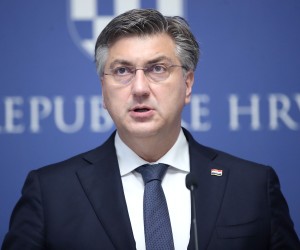 09.06.2022., Zagreb - Banski dvori. Predsjednik Vlade Andrej Plenkovic predstavio je na konferenciji za novinare zakonske izmjene vezane uz novi model obiteljske mirovine i povecanje najnizih mirovina. Uz predsjednika Vlade bio je i ministar rada, mirovinskoga sustava, obitelji i socijalne politike Marin Piletic te zastupnik u Hrvatskom saboru Silvano Hrelja. Photo: Sanjin Strukic/PIXSELL