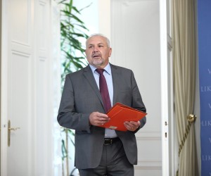 09.06.2022., Zagreb - Banski dvori. Predsjednik Vlade Andrej Plenkovic predstavio je na konferenciji za novinare zakonske izmjene vezane uz novi model obiteljske mirovine i povecanje najnizih mirovina. Uz predsjednika Vlade bio je i ministar rada, mirovinskoga sustava, obitelji i socijalne politike Marin Piletic te zastupnik u Hrvatskom saboru Silvano Hrelja. Photo: Sanjin Strukic/PIXSELL