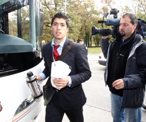 04.11.2009., Zagreb - U zracnu luku Pleso sletjeli su igraci i strucno vodstvo Ajaxa. Odlukom UEFA-e NK Dinamo kaznjen je odigravanjem dviju utakmica bez gledatelja na stadionu Maksimir. Tako ce se sutra na Maksimiru pred praznim tribinama odigrati utakmica Dinamo-Ajax. Luis Suarez. rPhoto: Igor Kralj/PIXSELL