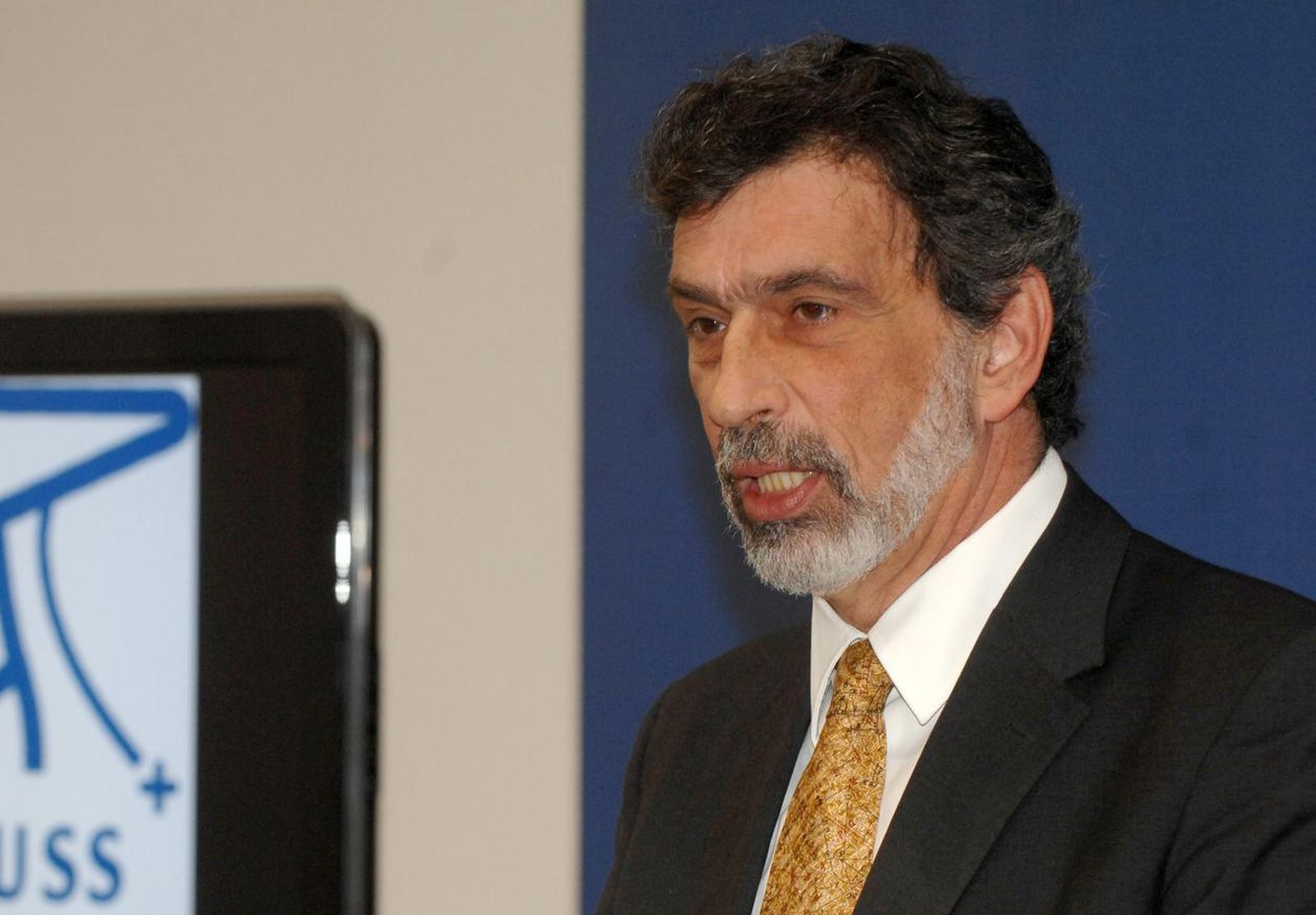 26.02 2011. Zagreb -  U Ministarstvu znanosti dodijeljene su stipendije studentima deficitarnih zanimanja u okviru Nacionalne zaklade za potporu ucenickom i studentskom standardu.Stipendije je urucio Radovan Fuchs rPhoto: Davor Visnjic/PIXSELL