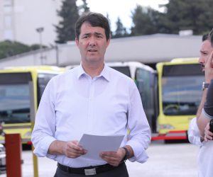 11.06.2022.,Split -  Kandidat za gradonacelnika Zoran Djogas  zajedno sa arhitektom Domagojem Bajicem odrzao konferenciju za medije ispred Prometa. Photo: Ivo Cagalj/PIXSELL