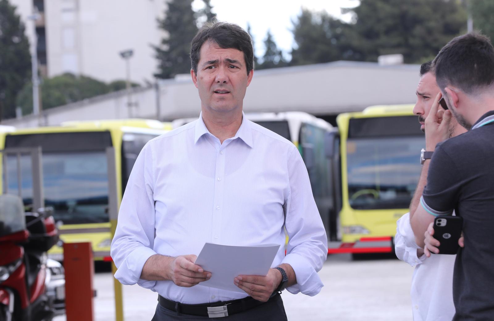 11.06.2022.,Split -  Kandidat za gradonacelnika Zoran Djogas  zajedno sa arhitektom Domagojem Bajicem odrzao konferenciju za medije ispred Prometa. Photo: Ivo Cagalj/PIXSELL
