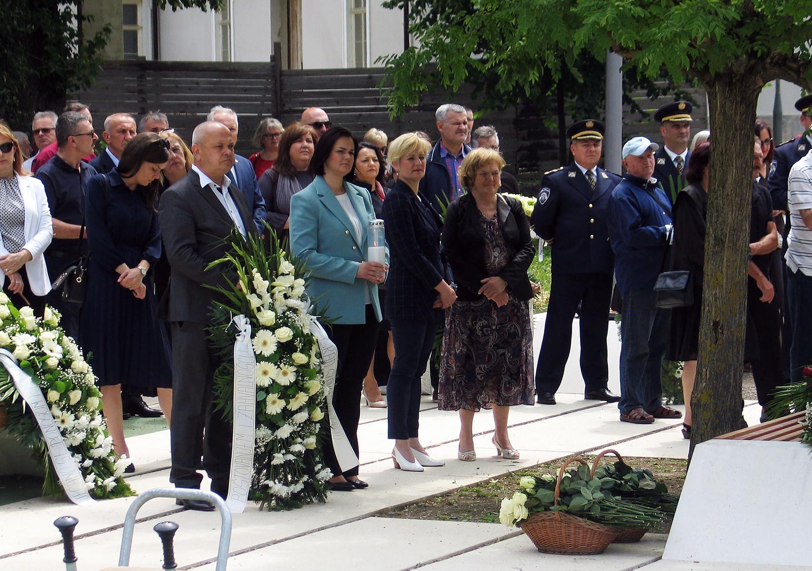 11.06.2022., Slavonski Brod - Pokraj spomenika "Prekinuto djetinjstvo" na Setalistu brace Radic polozeni vijenci i upaljene svijece u sklopu "Susreta sjecanja na djecu poginulu u Domovinskom ratu". 20. susret sjecanja na 402 djece poginule u Domovinskom ratu u Hrvatskoj "Mali kriz - velika zrtva".  Mirko Duspara.  Photo: Ivica Galovic/PIXSELL