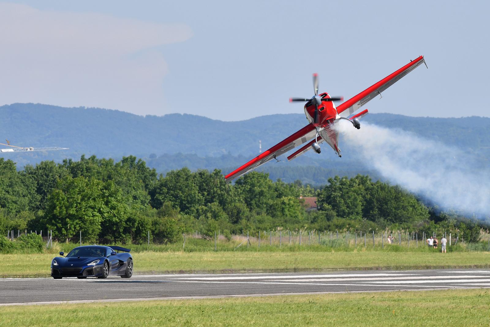 11.06.2022., Varazdin - Peter Podlunsek, iskusni Red Bull akrobatski pilot, u sportskom avionu preletio iznad Rimac Nevere na visini od tek nekoliko metara.  Photo: Vjeran Zganec Rogulja/PIXSELL