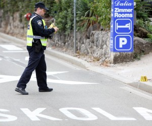 10.10.2011. Nova Cesta, Opatija - Mladi vozac (19) naletio je oko 10.30 sati svojim BMW-om na pjesaka B.C. (70), koji je prelazio cestu na pjesackom prijelazu kod Bille u Opatiji. Tesko ozlijedenog muskarca vozili su do rijecke bolnice, ali je u vozilu Hitne pomoci preminuo. rPhoto: Nel Pavletic/PIXSELL