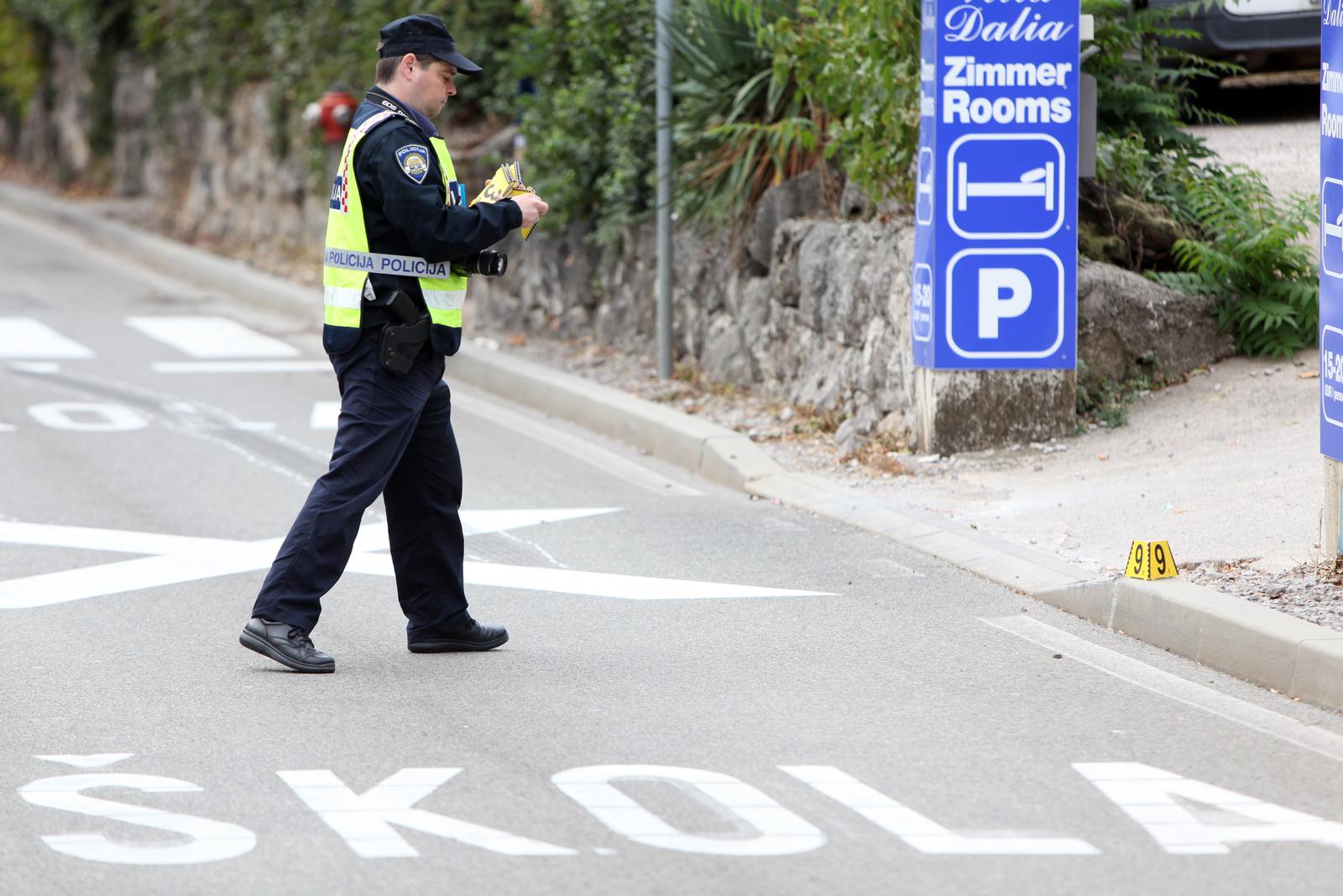 10.10.2011. Nova Cesta, Opatija - Mladi vozac (19) naletio je oko 10.30 sati svojim BMW-om na pjesaka B.C. (70), koji je prelazio cestu na pjesackom prijelazu kod Bille u Opatiji. Tesko ozlijedenog muskarca vozili su do rijecke bolnice, ali je u vozilu Hitne pomoci preminuo. rPhoto: Nel Pavletic/PIXSELL