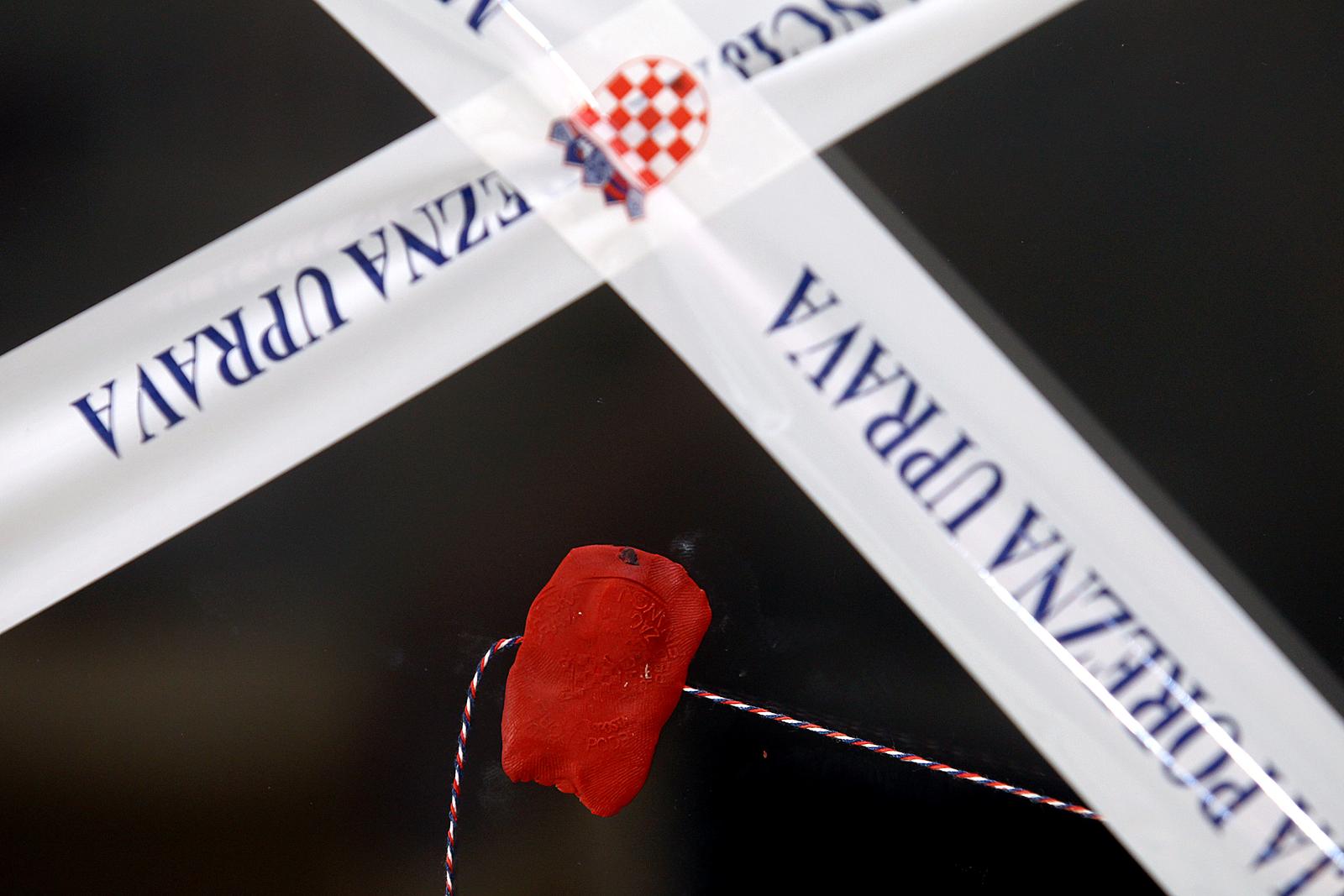 02.08.2012., Zagreb - Porezna uprava zbog duga od 50 000 kuna zapecatila frizerski salon Angie u Branimir centru. Vlansik Zeljko Toth. rPhoto: Goran Stanzl/PIXSELL